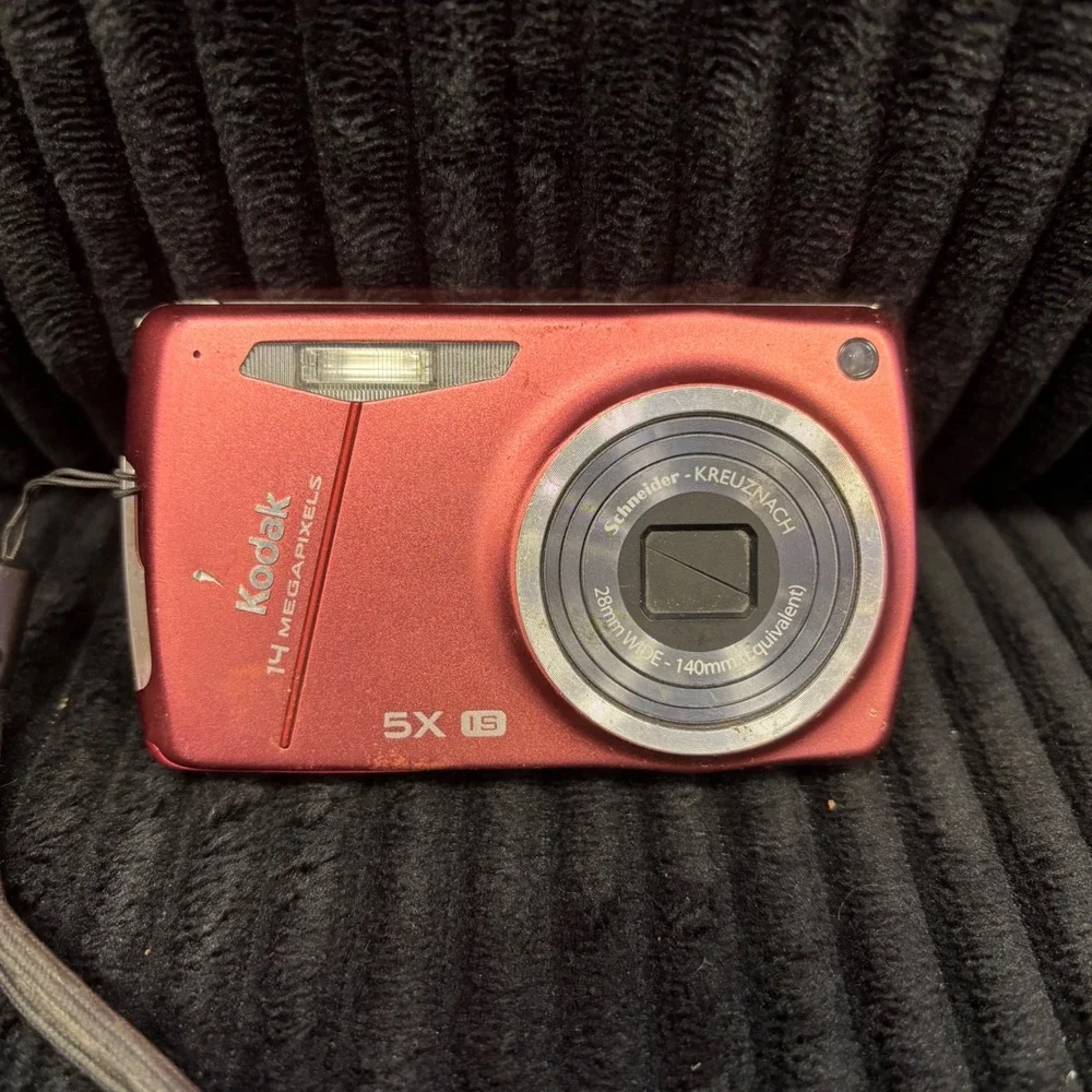 Kodak EasyShare M575 Red Digital Camera 14MP 5x Optical Zoom Schneider-Kreuznach